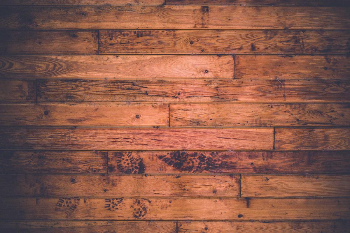 Scénographie sobre d'une table ronde produite par Prod Tournée